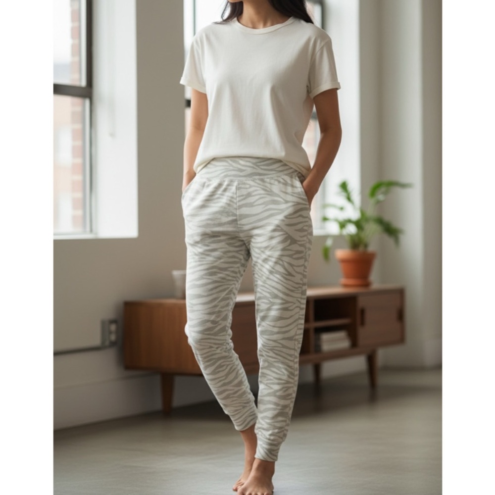 Old Navy Active Powersoft Zebra Print Joggers Size Medium Cream/Beige